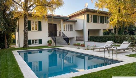 Prestigiosa Villa con Giardino
